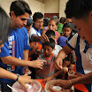 Pedro Lizarzaburu y otros dirigentes del Frente de Juventudes en el momento en que entregaban helado a los menores